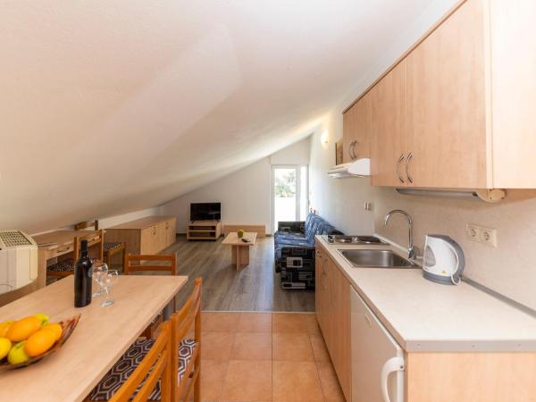 Guesthouse Villa Irena : photo 4 de la chambre appartement 1 chambre avec balcon