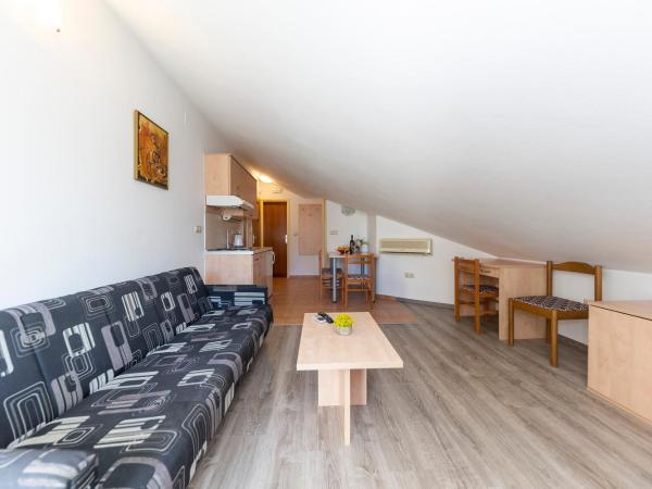 Guesthouse Villa Irena : photo 5 de la chambre appartement 1 chambre avec balcon