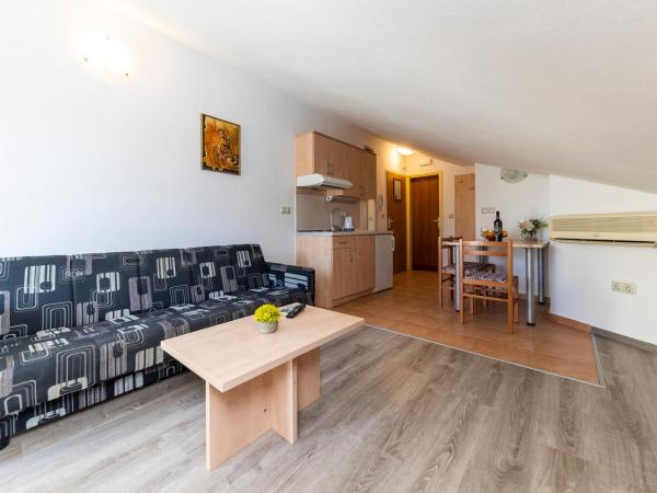 Guesthouse Villa Irena : photo 6 de la chambre appartement 1 chambre avec balcon