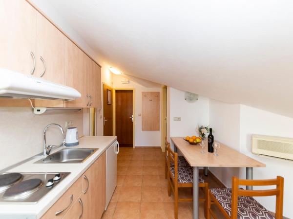 Guesthouse Villa Irena : photo 9 de la chambre appartement 1 chambre avec balcon