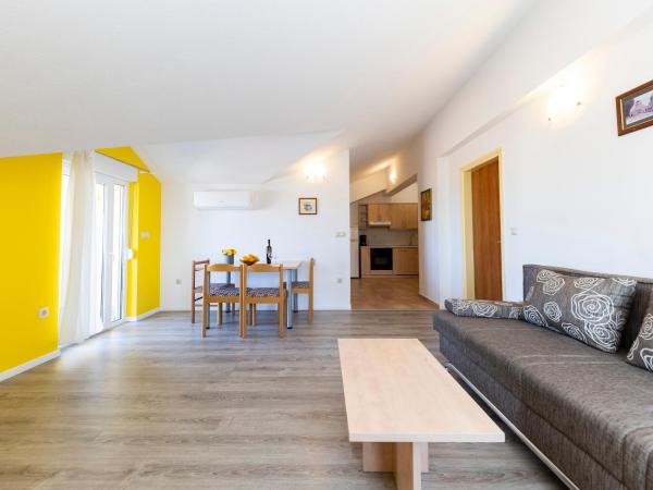 Guesthouse Villa Irena : photo 2 de la chambre appartement 2 chambres avec balcon