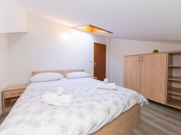 Guesthouse Villa Irena : photo 10 de la chambre appartement 2 chambres avec balcon