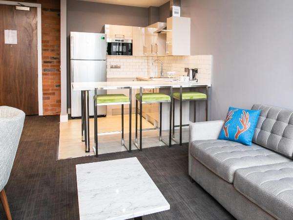 Sandman Signature Aberdeen Hotel & Spa : photo 7 de la chambre executive suite, 1 king bed, sofa bed, kitchenette