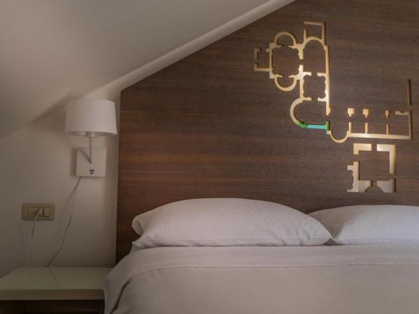 Slavija Culture Heritage Hotel : photo 5 de la chambre chambre lit queen-size avec balcon