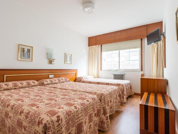 Rey Fernando : photo 10 de la chambre chambre lits jumeaux avec lit d'appoint et salle de bains privative