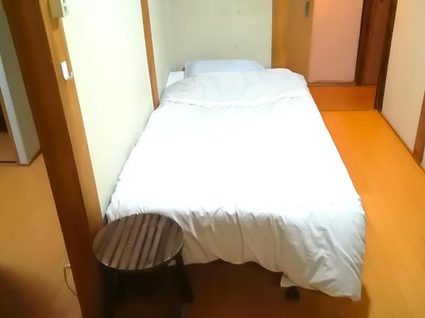 Guesthouse Oasis : photo 5 de la chambre chambre triple Économique avec salle de bains commune