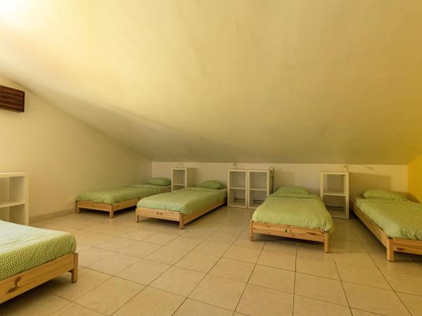 Pineapple Surf House : photo 1 de la chambre lit dans dortoir mixte de 10 lits