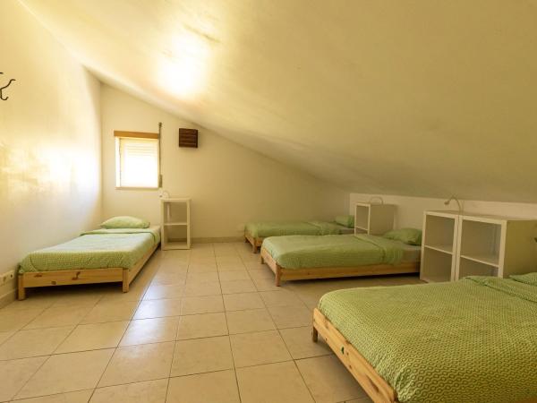 Pineapple Surf House : photo 2 de la chambre lit dans dortoir mixte de 10 lits