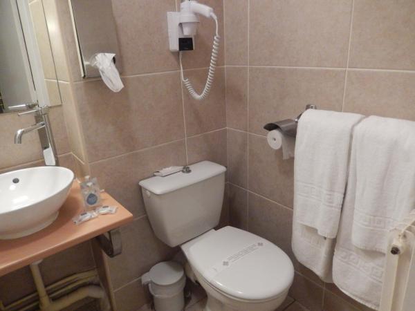 Kyriad Chalon-Sur-Saone Centre : photo 3 de la chambre chambre triple (1 lit double et 1 lit simple)