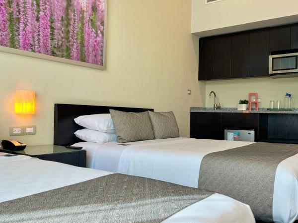 Stadia Suites Mexico City Santa Fe : photo 6 de la chambre chambre lit queen-size deluxe - vue sur ville