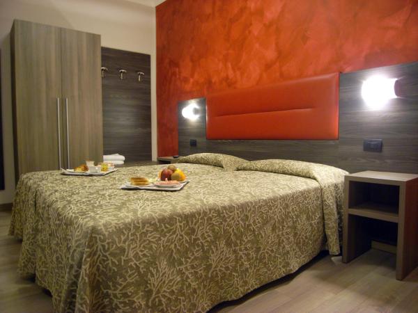 Hotel Siena : photo 4 de la chambre chambre double avec toilettes communes