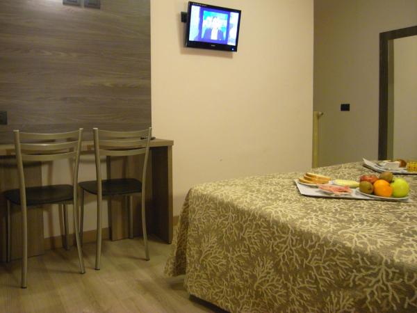 Hotel Siena : photo 3 de la chambre chambre double avec toilettes communes