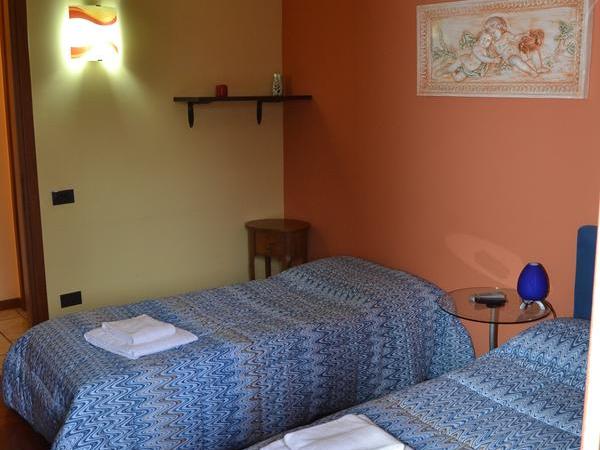 B&B Ai Prati : photo 1 de la chambre chambre lits jumeaux avec salle de bains privative