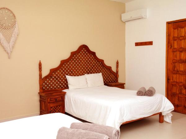 Mezcal Hostel : photo 5 de la chambre chambre quadruple avec salle de bains privative