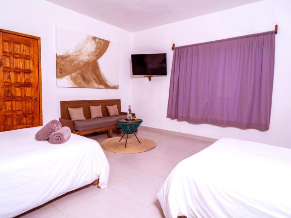 Mezcal Hostel : photo 4 de la chambre chambre quadruple avec salle de bains privative