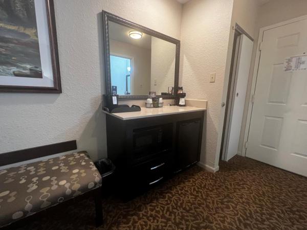 Baymont by Wyndham Houston/Westchase : photo 8 de la chambre deluxe king room with mobility/hearing access roll-in shower - non-smoking