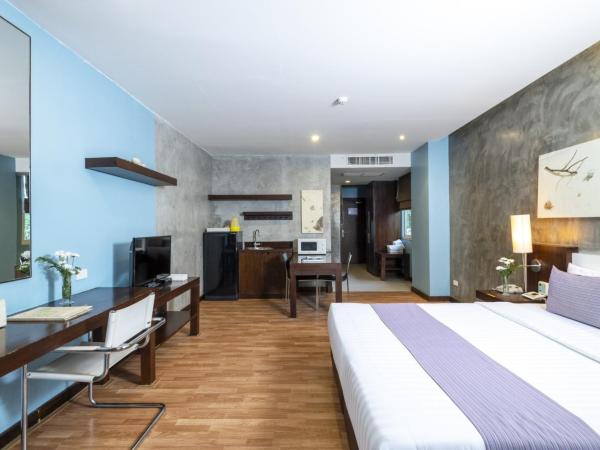 Sila at Hua Hin Serviced Apartment & Hotel : photo 1 de la chambre chambre lit king-size - vue sur piscine 