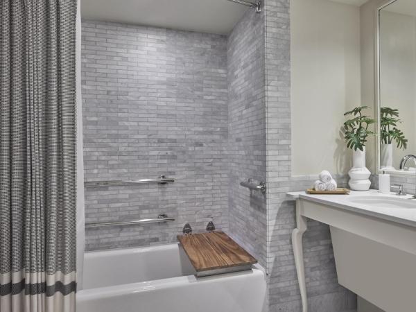 Viceroy Santa Monica : photo 5 de la chambre hébergement lit king-size adapté aux personnes à mobilité réduite/malentendantes avec douche accessible en fauteuil roulant - vue partielle sur océan