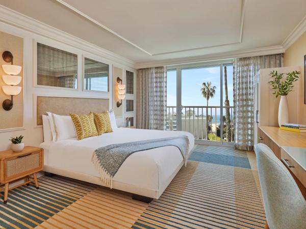 Viceroy Santa Monica : photo 1 de la chambre hébergement lit king-size adapté aux personnes à mobilité réduite/malentendantes avec douche accessible en fauteuil roulant - vue partielle sur océan
