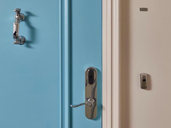 Viceroy Santa Monica : photo 3 de la chambre hébergement lit king-size adapté aux personnes à mobilité réduite/malentendantes avec douche accessible en fauteuil roulant - vue sur océan