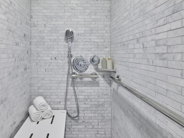 Viceroy Santa Monica : photo 5 de la chambre hébergement lit king-size adapté aux personnes à mobilité réduite/malentendantes avec douche accessible en fauteuil roulant - vue sur océan