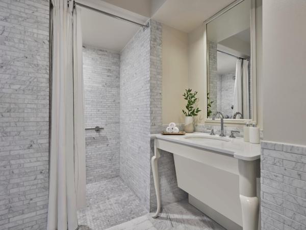 Viceroy Santa Monica : photo 6 de la chambre hébergement lit king-size adapté aux personnes à mobilité réduite/malentendantes avec douche accessible en fauteuil roulant - vue sur océan