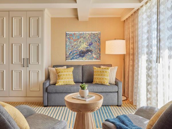 Viceroy Santa Monica : photo 4 de la chambre suite lit king-size junior - vue partielle sur océan