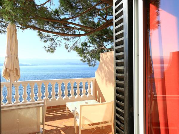 Hôtel Les Mouettes - Teritoria : photo 2 de la chambre charme : vue sur mer et terrasse