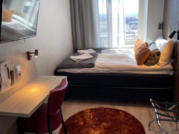 Dream - Luxury Hostel : photo 1 de la chambre petite chambre double avec salle de bains commune