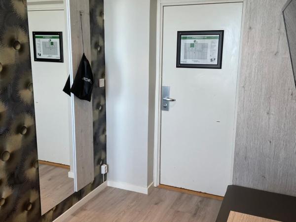 Dream - Luxury Hostel : photo 4 de la chambre petite chambre double avec salle de bains commune