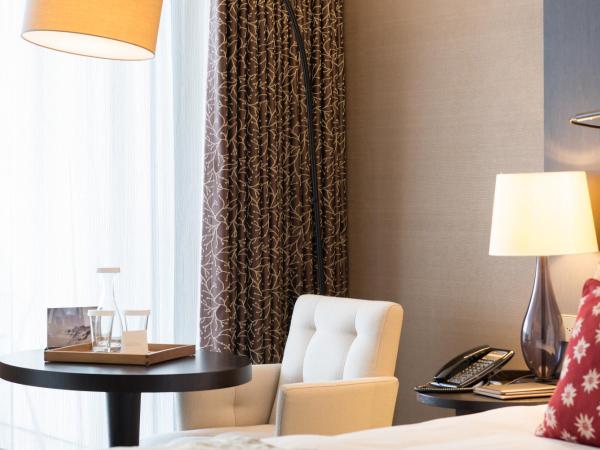 AlpenGold Hotel Davos : photo 10 de la chambre luxueuse chambre king avec balcon