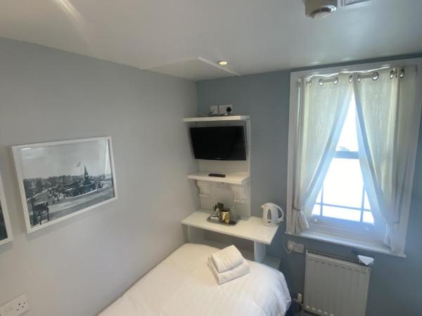 Blue Sky Guest House : photo 2 de la chambre chambre simple avec salle de bains 