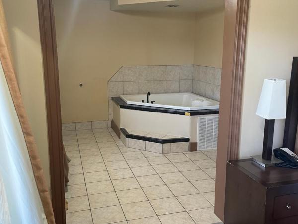 Hilltop Inn Pittsburgh : photo 3 de la chambre chambre lit king-size deluxe