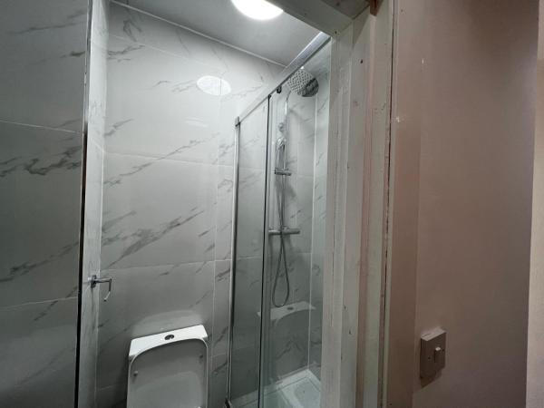 Good priced Double Rooms in Sherperds bush : photo 2 de la chambre chambre double avec salle de bains commune