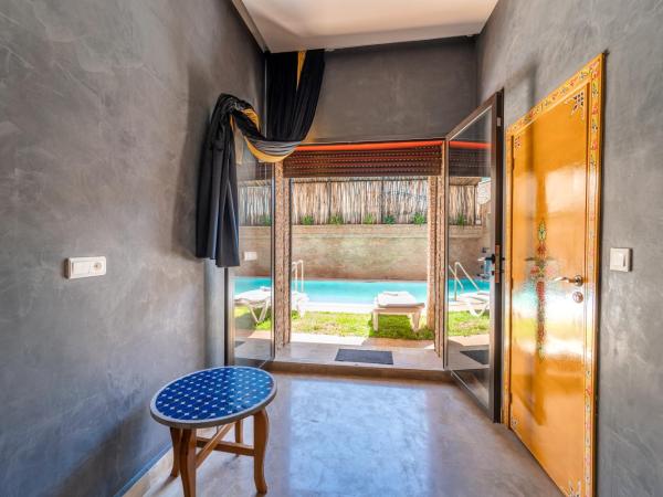 Riad Les Nuits De Fès : photo 10 de la chambre chambre lit king-size - vue sur piscine