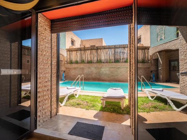 Riad Les Nuits De Fès : photo 9 de la chambre chambre lit king-size - vue sur piscine