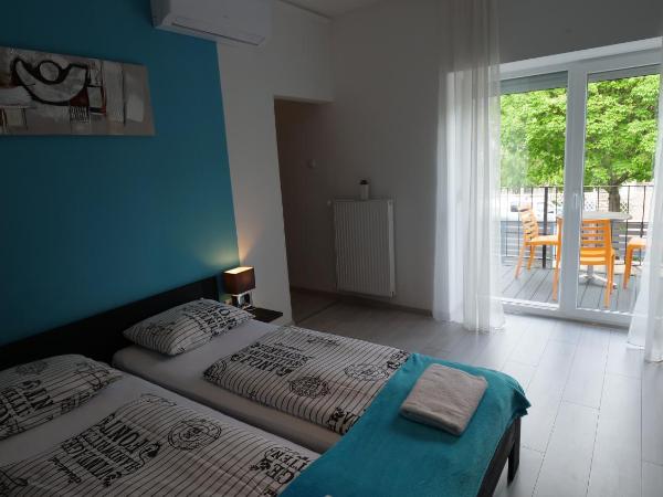 Anna Villa Füred Boutique Rooms : photo 2 de la chambre chambre familiale avec balcon