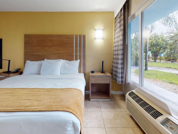 Rodeway Inn & Suites Fort Lauderdale Airport & Cruise Port : photo 3 de la chambre chambre lit king-size de luxe - accessible aux personnes à mobilité réduite - non-fumeurs