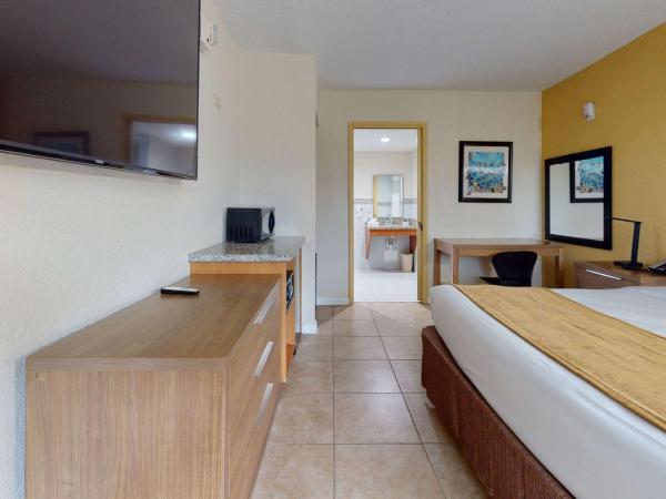 Rodeway Inn & Suites Fort Lauderdale Airport & Cruise Port : photo 4 de la chambre chambre lit king-size de luxe - accessible aux personnes à mobilité réduite - non-fumeurs