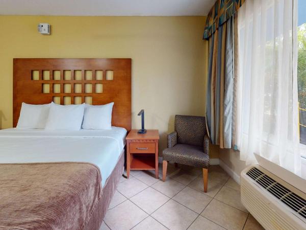 Rodeway Inn & Suites Fort Lauderdale Airport & Cruise Port : photo 3 de la chambre chambre lit king-size - non-fumeurs