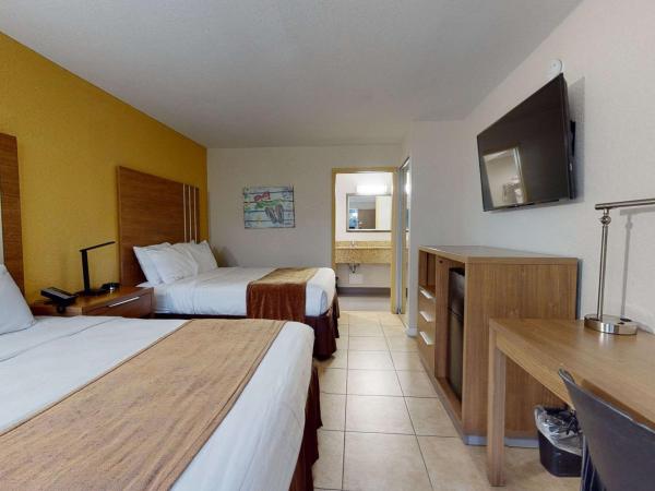 Rodeway Inn & Suites Fort Lauderdale Airport & Cruise Port : photo 3 de la chambre chambre avec 2 lits queen-size - vue sur jardin - non-fumeurs