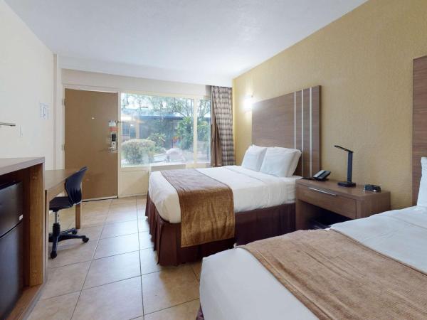 Rodeway Inn & Suites Fort Lauderdale Airport & Cruise Port : photo 4 de la chambre chambre avec 2 lits queen-size - vue sur jardin - non-fumeurs
