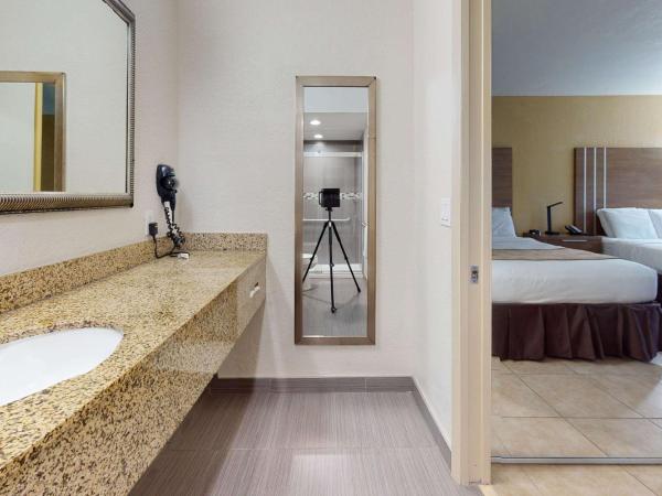 Rodeway Inn & Suites Fort Lauderdale Airport & Cruise Port : photo 6 de la chambre chambre avec 2 lits queen-size - vue sur jardin - non-fumeurs