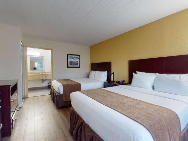 Rodeway Inn & Suites Fort Lauderdale Airport & Cruise Port : photo 1 de la chambre chambre 2 lits queen-size - vue sur parking - non-fumeurs