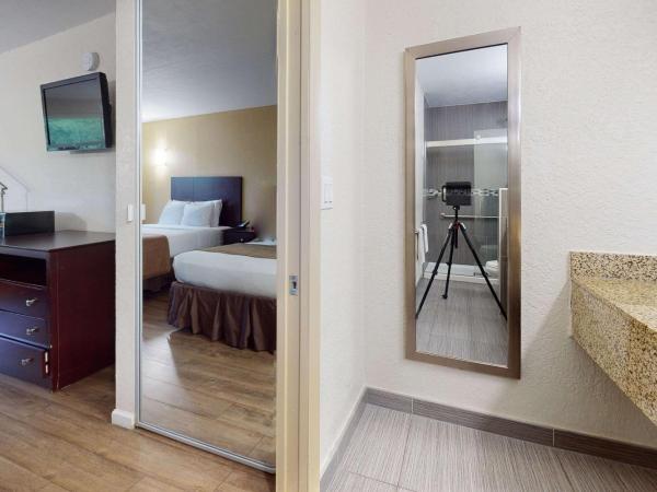 Rodeway Inn & Suites Fort Lauderdale Airport & Cruise Port : photo 2 de la chambre chambre 2 lits queen-size - vue sur parking - non-fumeurs