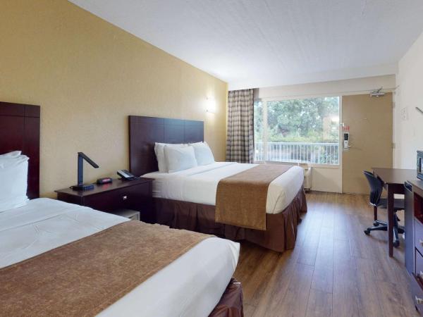 Rodeway Inn & Suites Fort Lauderdale Airport & Cruise Port : photo 3 de la chambre chambre 2 lits queen-size - vue sur parking - non-fumeurs