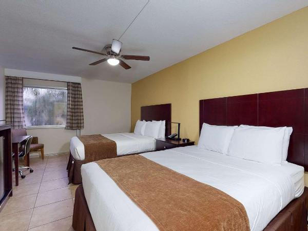 Rodeway Inn & Suites Fort Lauderdale Airport & Cruise Port : photo 3 de la chambre chambre 2 lits queen-size - hall intérieur - non-fumeurs