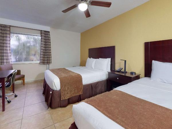 Rodeway Inn & Suites Fort Lauderdale Airport & Cruise Port : photo 1 de la chambre chambre 2 lits queen-size - hall intérieur - non-fumeurs