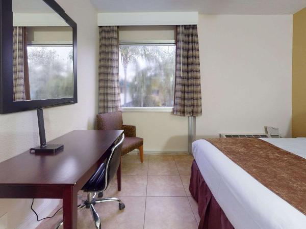 Rodeway Inn & Suites Fort Lauderdale Airport & Cruise Port : photo 4 de la chambre chambre 2 lits queen-size - hall intérieur - non-fumeurs