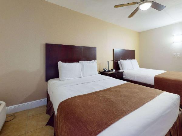 Rodeway Inn & Suites Fort Lauderdale Airport & Cruise Port : photo 5 de la chambre chambre 2 lits queen-size - hall intérieur - non-fumeurs